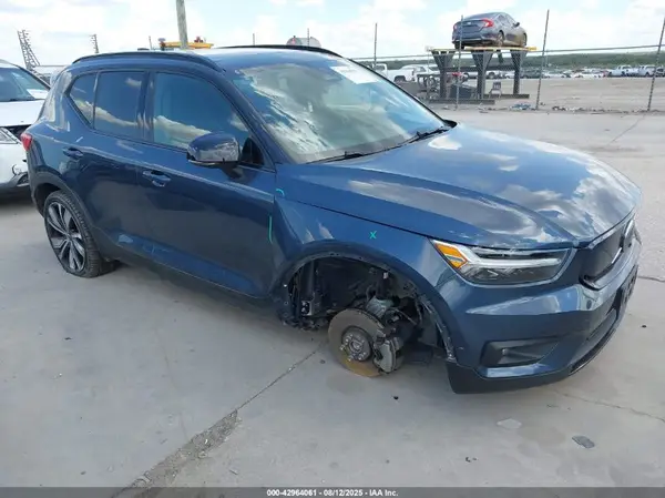 YV4ED3UR2N2646380 2022 VOLVO XC40 - Image 1
