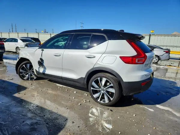 YV4ED3UR8M2541891 2021 VOLVO XC40 - Image 2