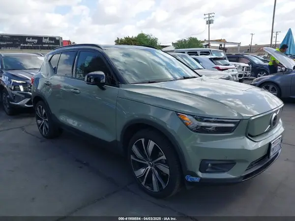 YV4ED3UR8M2563423 2021 VOLVO XC40 - Image 1