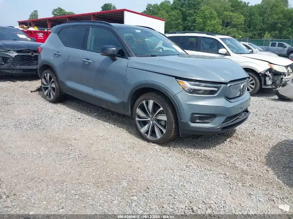 YV4ED3UR8M2565124 2021 VOLVO XC40 - Image 1