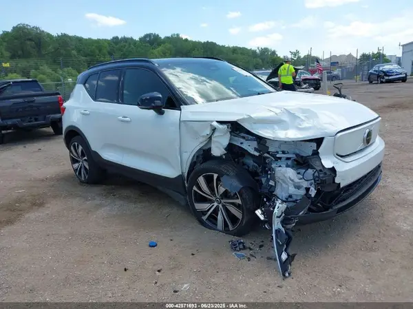 YV4ED3UR9N2713525 2022 VOLVO XC40