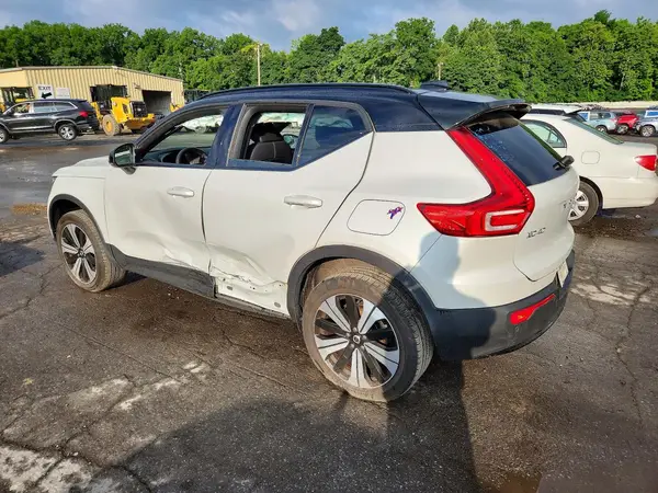 YV4ED3UW8P2072621 2023 VOLVO XC40 - Image 2