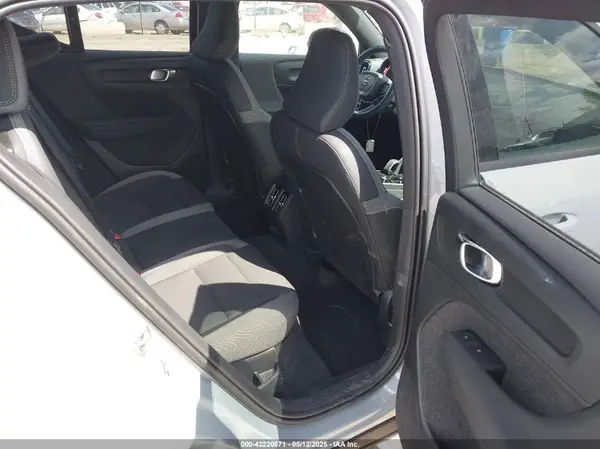 YV4ER3HJ8S2503399 2025 VOLVO XC40 - Image 8