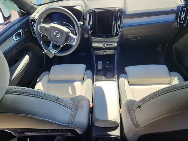 YV4ER3HL0S2595254 2025 VOLVO XC40 - Image 8