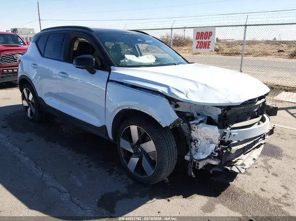 YV4ER3XL2R2275669 2024 VOLVO XC40 - Image 1