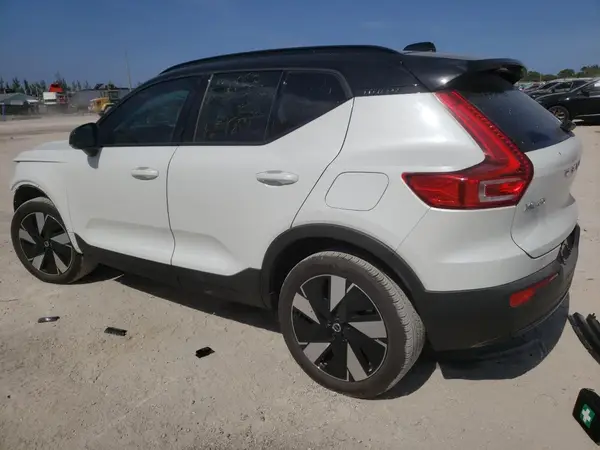 YV4ER3XL4R2234573 2024 VOLVO XC40 - Image 2