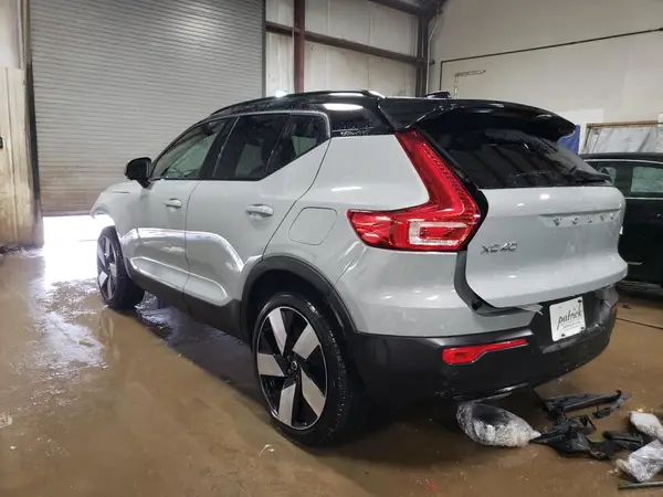 YV4ER3XM9R2240653 2024 VOLVO XC40 - Image 2