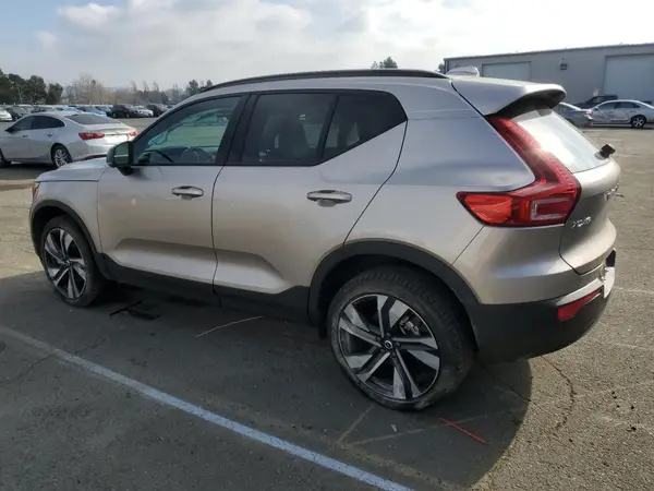 YV4K92HL7P2091076 2023 VOLVO XC40 - Image 2