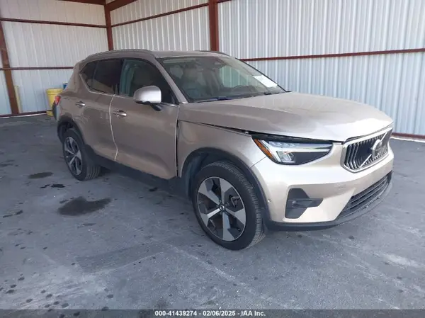 YV4K92HN0P2917624 2023 VOLVO XC40 - Image 1