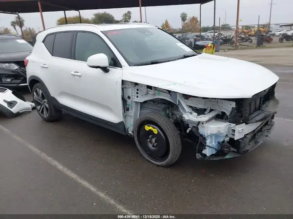 YV4L12UA4P2075207 2023 VOLVO XC40 - Image 1