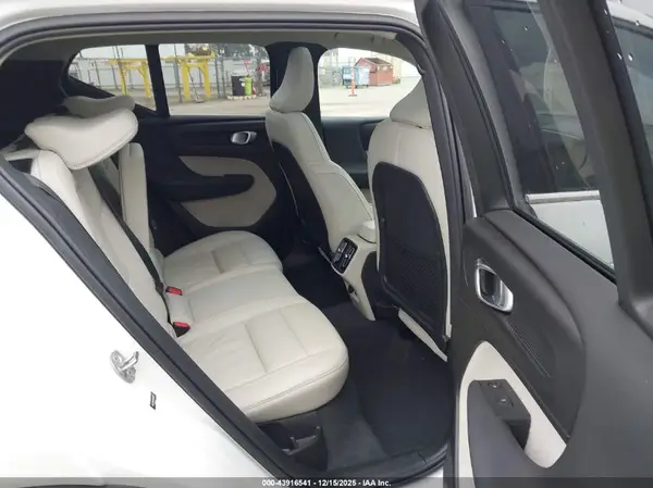 YV4L12UA4P2075207 2023 VOLVO XC40 - Image 8