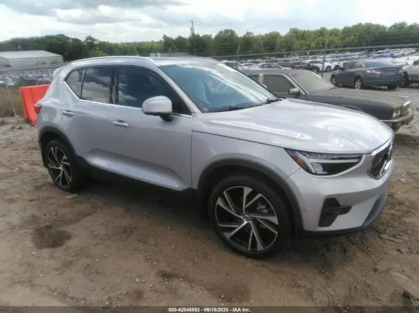 YV4L12UA5P2940153 2023 VOLVO XC40 - Image 1