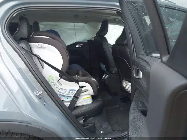 YV4L12UAXP2025895 2023 VOLVO XC40 - Image 8