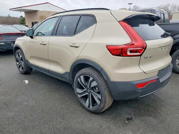 YV4L12UC0S2458572 2025 VOLVO XC40 - Image 2