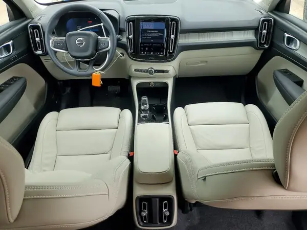 YV4L12UC0T2700326 2026 VOLVO XC40 - Image 8