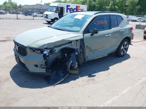 YV4L12UC1S2453686 2025 VOLVO XC40 - Image 2