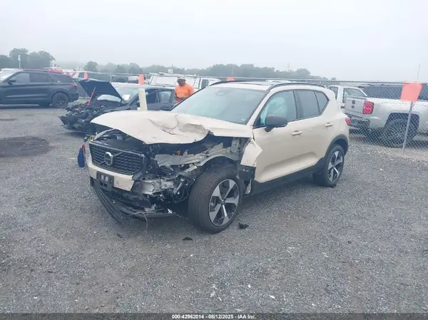 YV4L12UC2S2452501 2025 VOLVO XC40 - Image 2