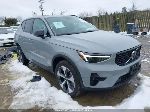 YV4L12UC2S2463935 2025 VOLVO XC40 - Image 1