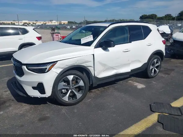 YV4L12UC2S2476880 2025 VOLVO XC40 - Image 2
