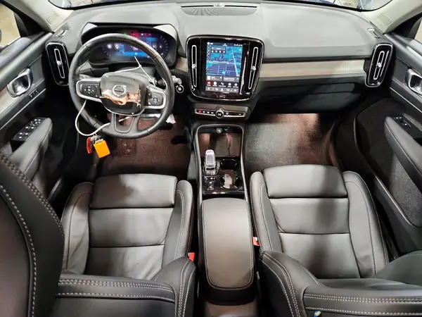 YV4L12UC3T2724880 2026 VOLVO XC40 - Image 8
