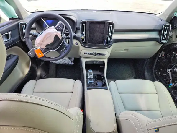 YV4L12UC6S2605977 2025 VOLVO XC40 - Image 8