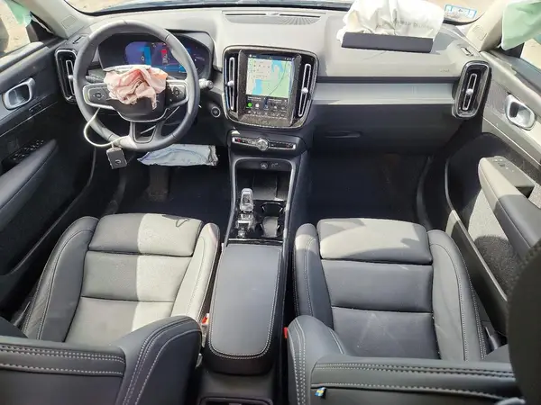 YV4L12UC7S2558863 2025 VOLVO XC40 - Image 8