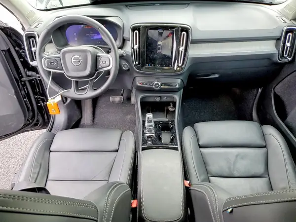 YV4L12UC8S2464443 2025 VOLVO XC40 - Image 8