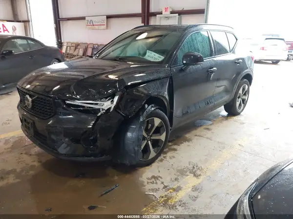 YV4L12UC8S2570441 2025 VOLVO XC40 - Image 2