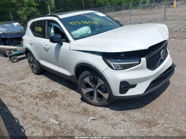 YV4L12UC9S2582694 2025 VOLVO XC40 - Image 1