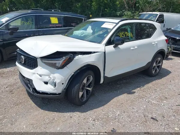 YV4L12UC9S2582694 2025 VOLVO XC40 - Image 2