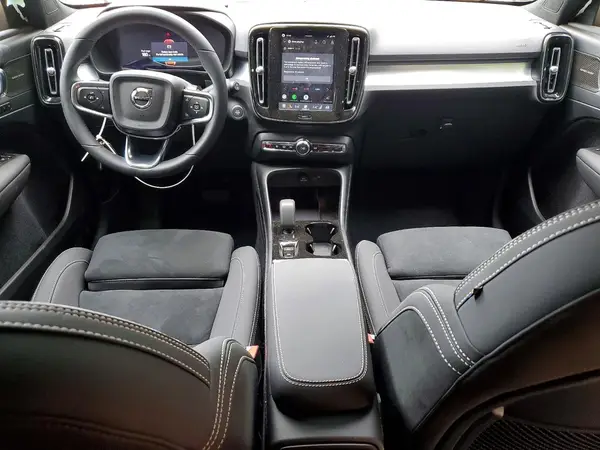 YV4L12UD3T2761937 2026 VOLVO XC40 - Image 8