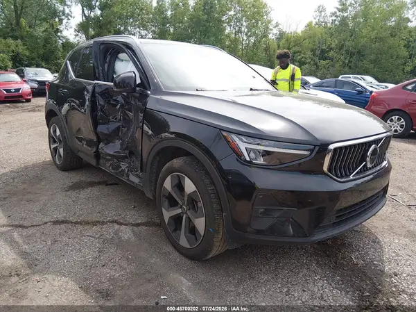 YV4L12UE0S2489841 2025 VOLVO XC40 - Image 1