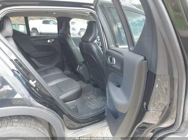 YV4L12UE2R2240418 2024 VOLVO XC40 - Image 8