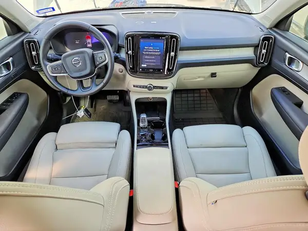 YV4L12UE4S2461637 2025 VOLVO XC40 - Image 8