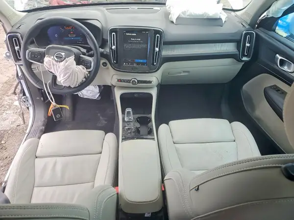 YV4L12UE5S2500817 2025 VOLVO XC40 - Image 8