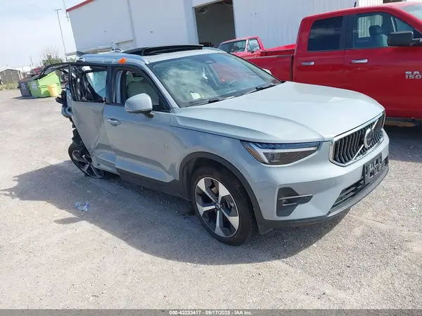 YV4L12UE5S2566400 2025 VOLVO XC40 - Image 1
