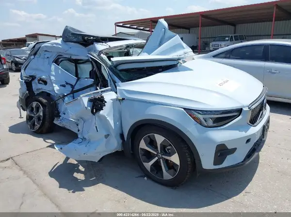 YV4L12UE6S2563585 2025 VOLVO XC40 - Image 1