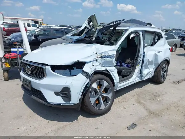 YV4L12UE6S2563585 2025 VOLVO XC40 - Image 2