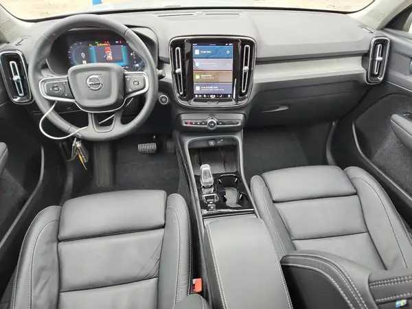YV4L12UE6S2600652 2025 VOLVO XC40 - Image 8