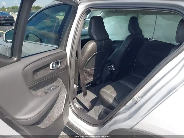 YV4L12UE8R2249821 2024 VOLVO XC40 - Image 8