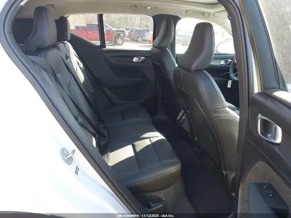 YV4L12UE8S2590268 2025 VOLVO XC40 - Image 8