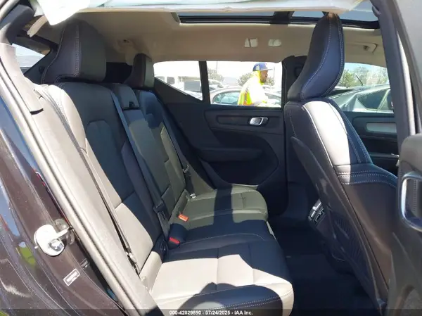 YV4L12UE9R2378912 2024 VOLVO XC40 - Image 8
