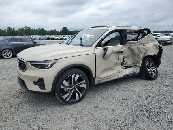 YV4L12UF5S2458318 2025 VOLVO XC40 - Image 1