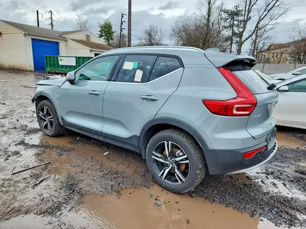 YV4L12UJ0S2569606 2025 VOLVO XC40 - Image 2