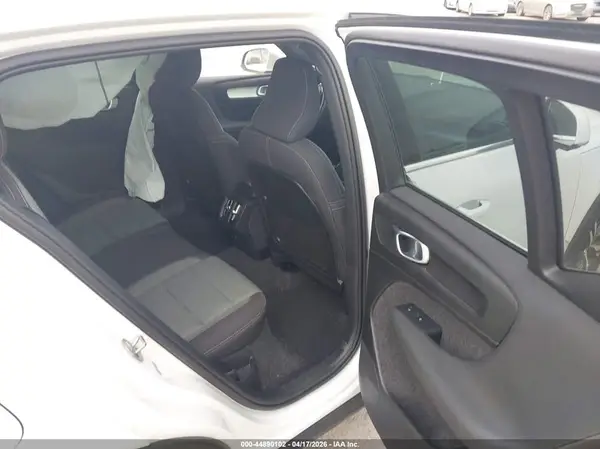 YV4L12UJ3S2472867 2025 VOLVO XC40 - Image 8
