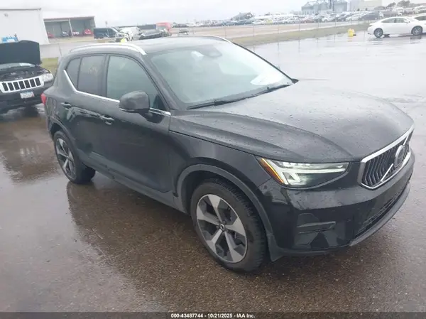 YV4L12UJ4S2607421 2025 VOLVO XC40 - Image 1
