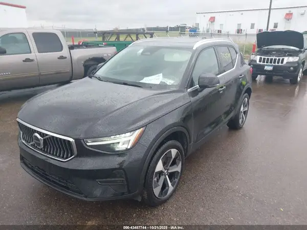 YV4L12UJ4S2607421 2025 VOLVO XC40 - Image 2