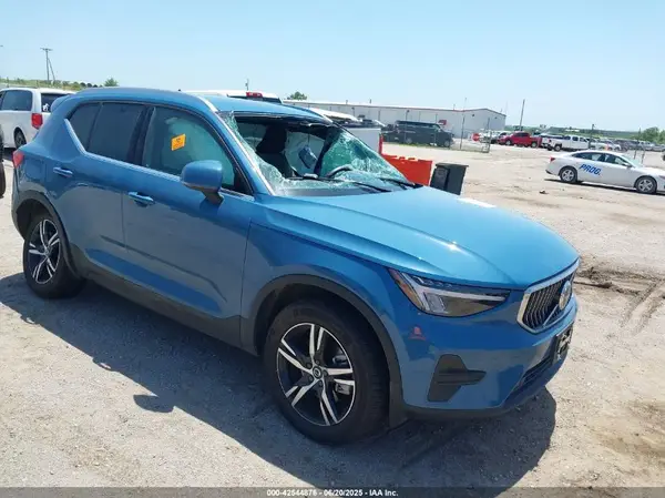 YV4L12UJ5S2514956 2025 VOLVO XC40 - Image 1