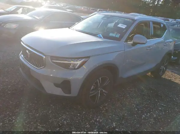 YV4L12UJ5S2566748 2025 VOLVO XC40 - Image 2