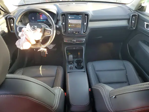 YV4L12UJ5S2576566 2025 VOLVO XC40 - Image 8